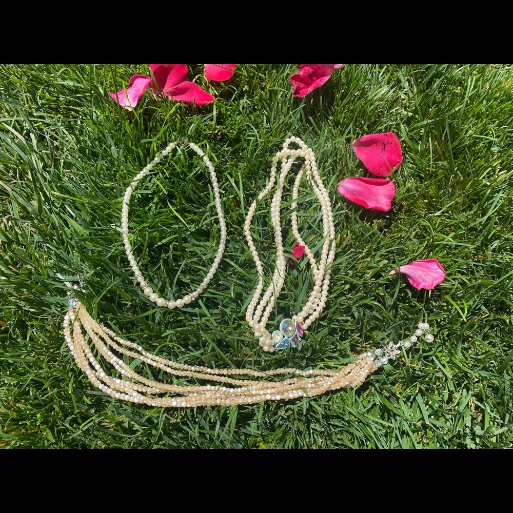Assorted vintage faux pearl necklaces